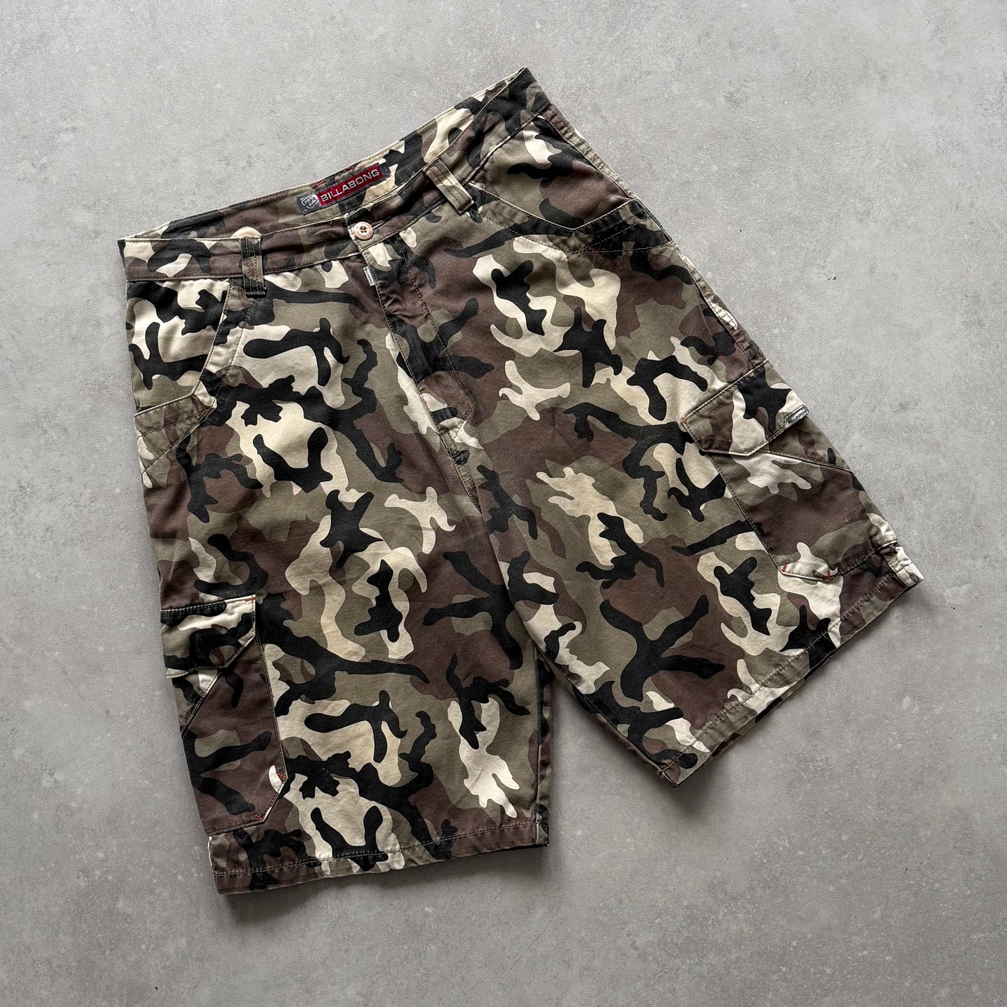 Vintage Camouflage Cargo Shorts (32)