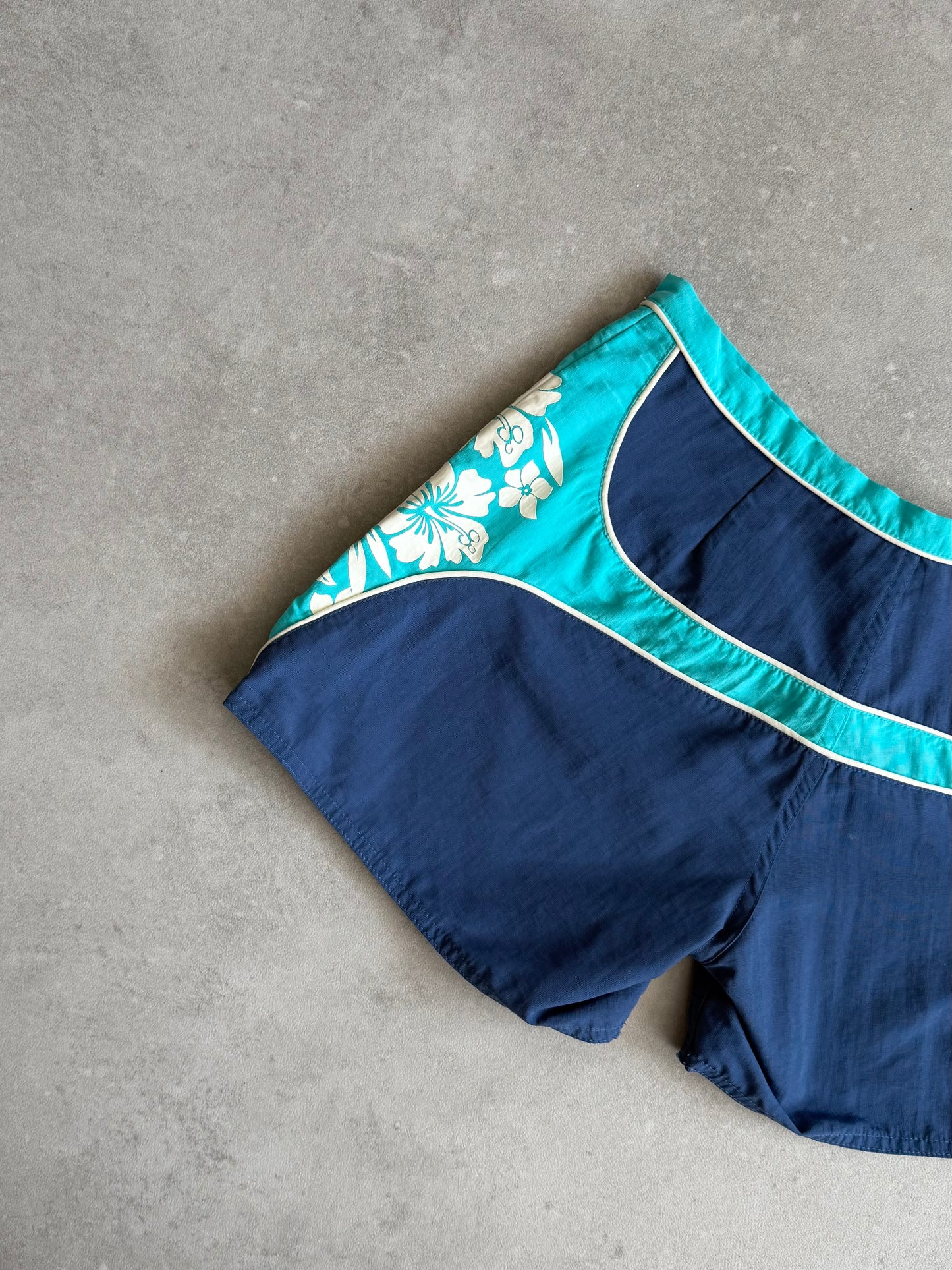Vintage Quiksilver Women’s BoardShorts (26)