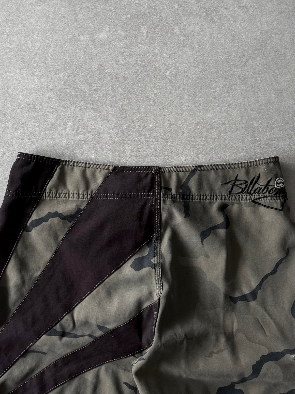 Vintage Billabong Andy Irons Rising Sun Boardshorts (32)