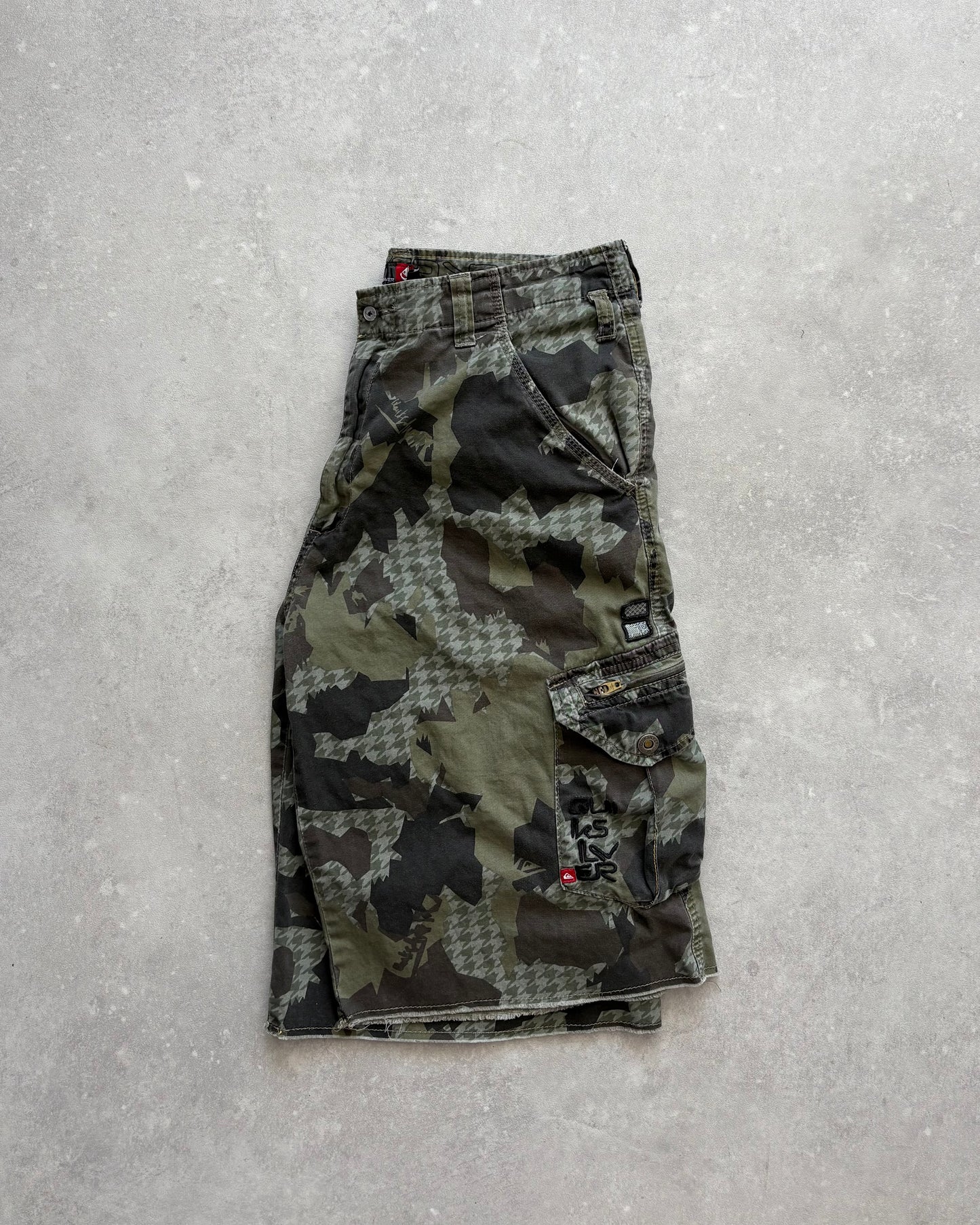 Vintage Quiksilver Camo Shorts (33)