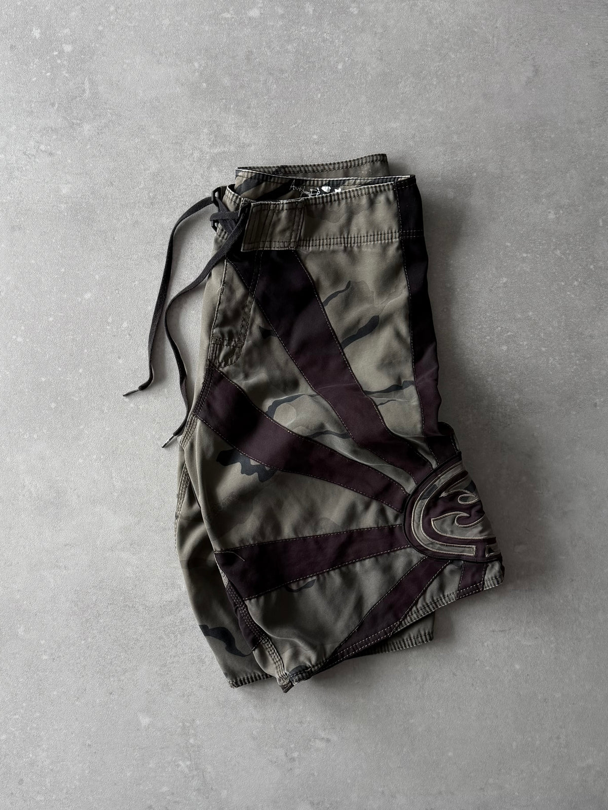 Vintage Billabong Andy Irons Rising Sun Boardshorts (32)