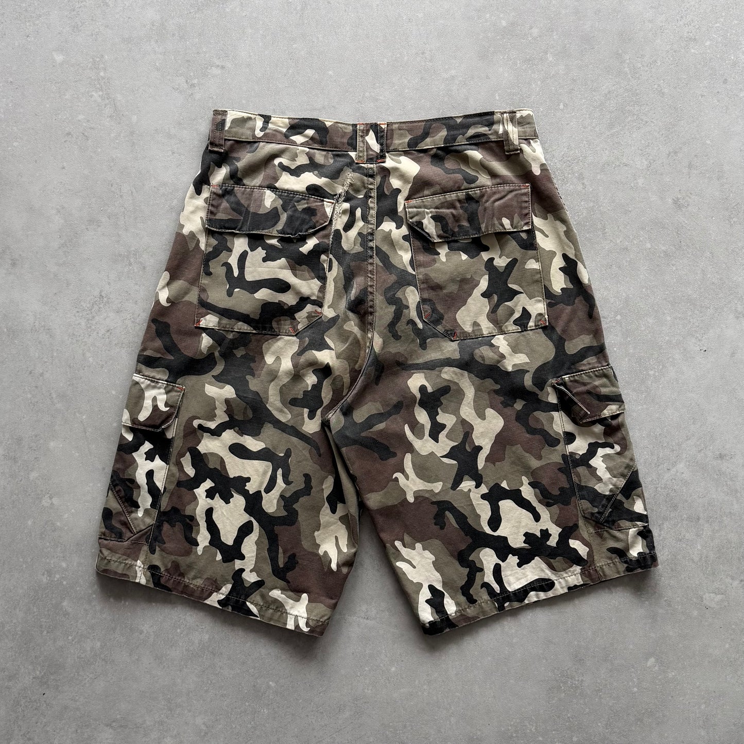 Vintage Camouflage Cargo Shorts (32)