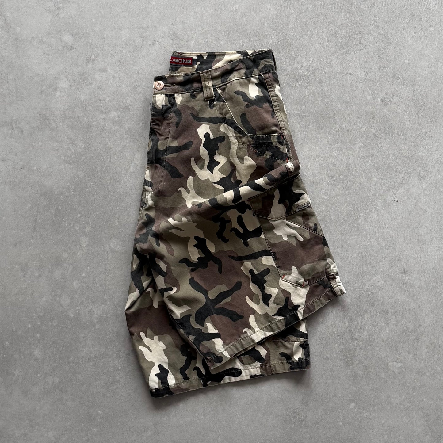 Vintage Camouflage Cargo Shorts (32)